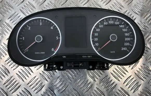 Volkswagen Polo V 6R Speedometer (instrument cluster) 6R0920861D