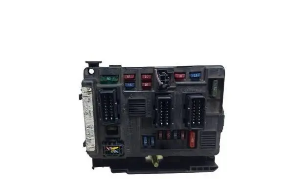 Peugeot 206 Fuse module 9643498880 T118470003G