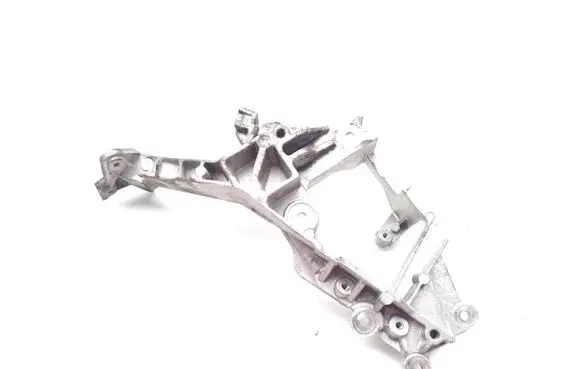 Engine mounting bracket