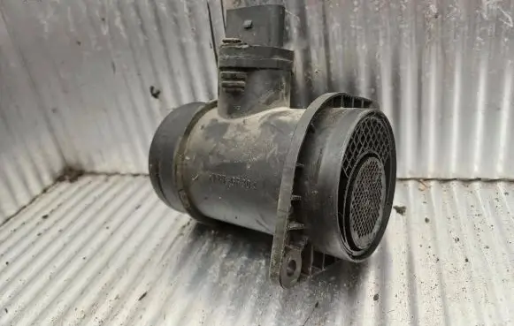 Audi A4 S4 B5 8D Mass air flow meter 06B133471 0280218013