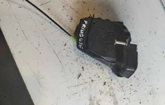 Toyota Prius (NHW20) Front door lock 