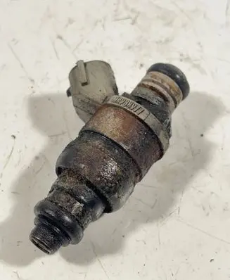 Mitsubishi Colt Fuel injector MR988977