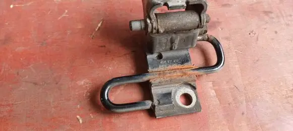 Volkswagen PASSAT B5.5 Front door lower hinge 4B0831411B