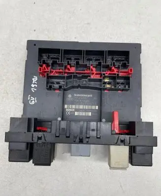 Volkswagen Golf V Fuse box set 3C0937049E F005V00526 H37S1002