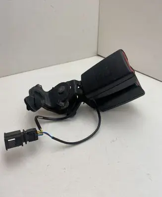 Volkswagen Golf VII Middle seatbelt buckle (rear) 8V0857739