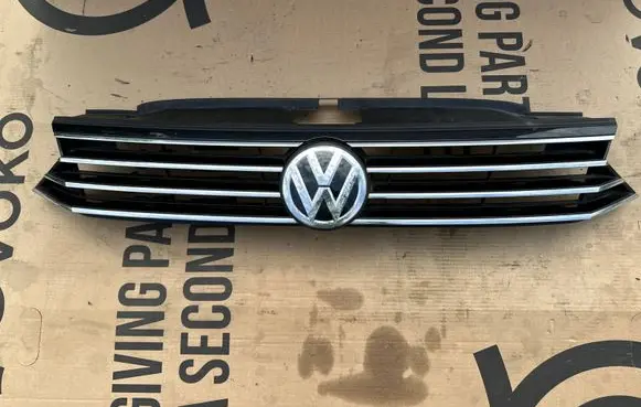 Volkswagen PASSAT B8 Front bumper upper radiator grill 3G0853653