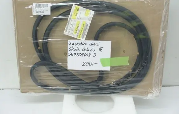 Skoda Octavia Mk4 Rubber seal loading door 5E7839698B