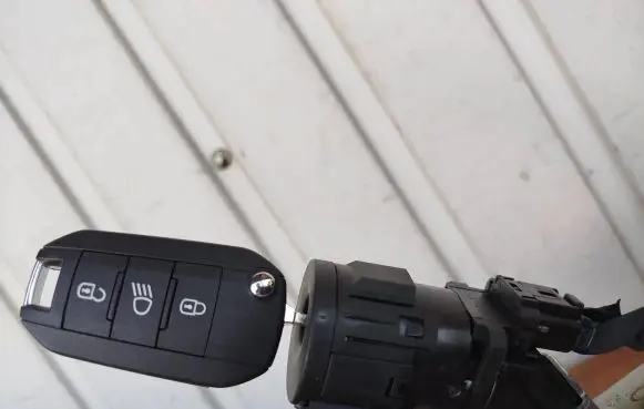 Peugeot 208 Ignition lock 9673257480