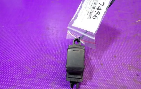 Nissan Qashqai Quarter vent window switch 25411JD000