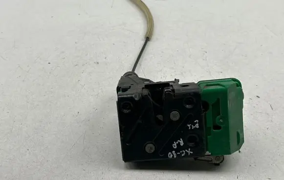Volvo XC90 Front door lock 30634621