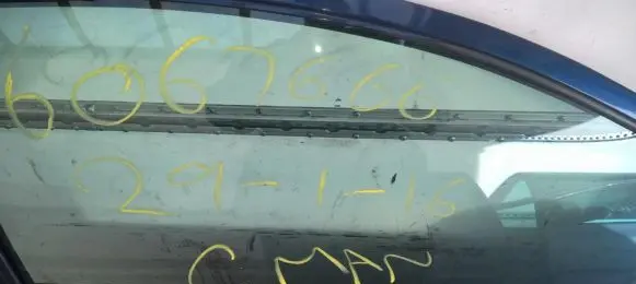 Peugeot 206 Front door window glass four-door