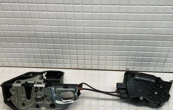 BMW 7 F01 F02 F03 F04 Rear door lock 7185687 A053702 718568