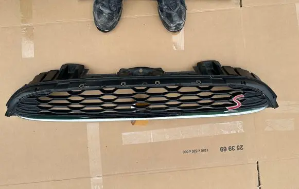 Mini One - Cooper R56 Front bumper upper radiator grill 7335528 7368129 7393456