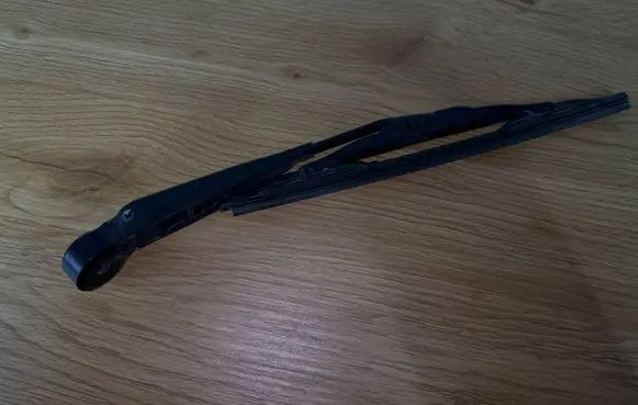 Rear wiper blade arm