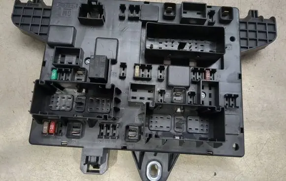 Opel Insignia A Fuse module 365927271 1110077AC 13343949