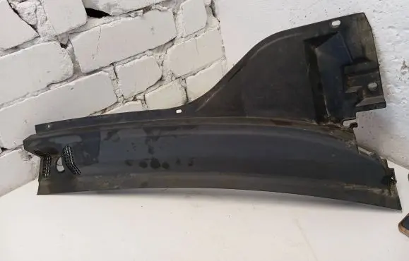 Mitsubishi Endeavor Wiper trim MR557812 03102