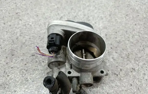 Volkswagen Golf V Throttle body valve 06A133062AB