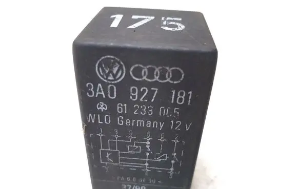 Volkswagen Golf V Glow plug pre-heat relay 3A0927181