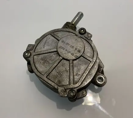 Mercedes-Benz C W204 Vacuum pump A2712301665 2712301665