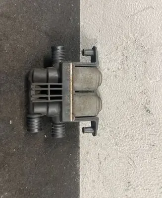 BMW 5 E39 Coolant heater control valve 8374995