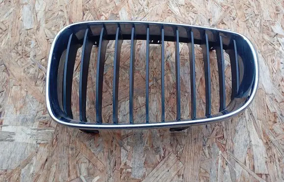 BMW 1 E81 E87 Front bumper upper radiator grill 22405910 7166439 7179655