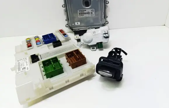 Volvo V60 Engine ECU kit and lock set 31336983 31340734