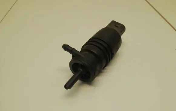 Volkswagen PASSAT B6 Windscreen/windshield washer pump 1j5965651