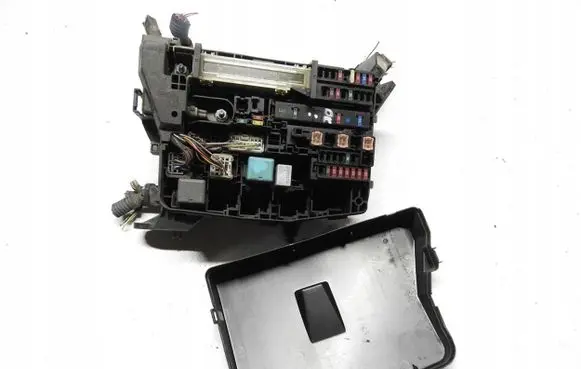 Toyota Auris 150 Fuse box set 8273002120