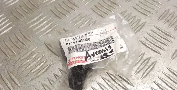 Toyota Avensis T270 Headlight/headlamp mounting bracket 8119505030