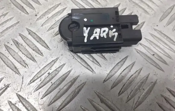 Toyota Yaris Headlight level height control switch