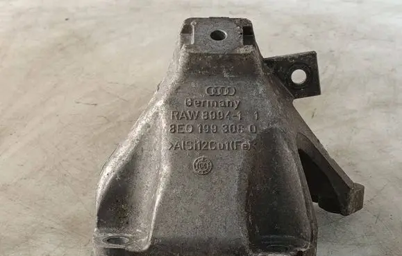 Audi A4 S4 B7 8E 8H Engine mounting bracket 8E0199308Q