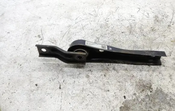 Engine mounting bracket
