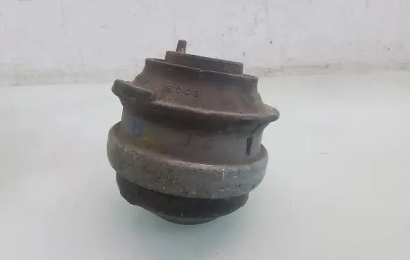 Mercedes-Benz C W203 Engine mount bracket