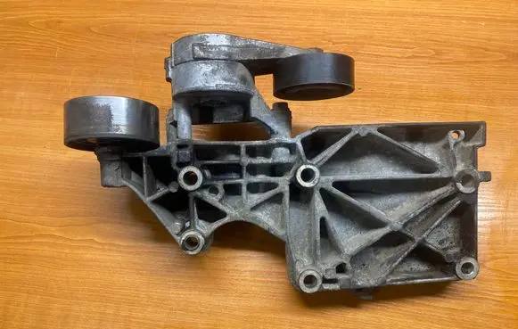 Volkswagen PASSAT B6 Generator/alternator bracket 03G903143F 3033