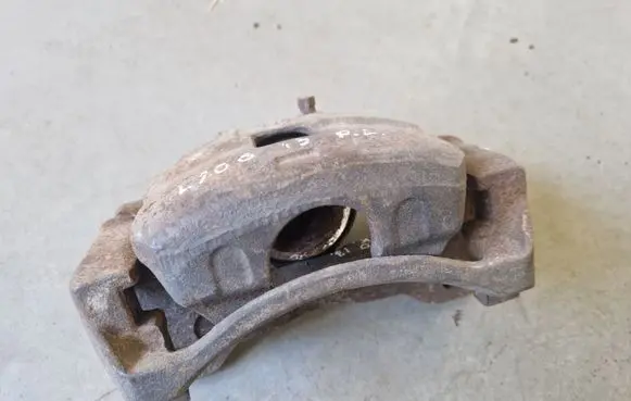 Mitsubishi L200 Front brake caliper