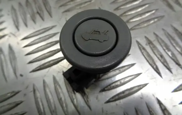 Chevrolet Lacetti Tailgate/boot open switch button 