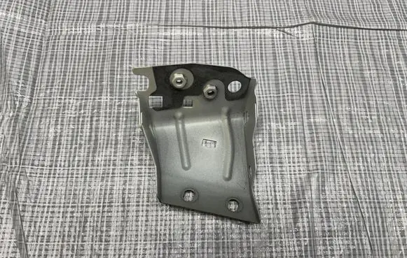 Maserati Quattroporte Fender mounting bracket C678