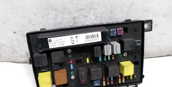 Opel Zafira B Fuse module 13206747GT 13206747 5DK00866818