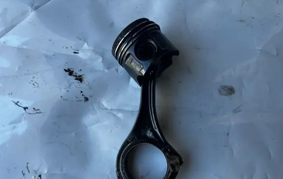 Mercedes-Benz E W212 Piston with connecting rod 8370B