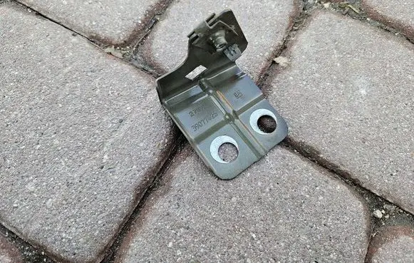 Opel Insignia B Fender mounting bracket 39077425