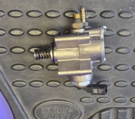 Volkswagen Golf V Fuel injection high pressure pump 03C127025R