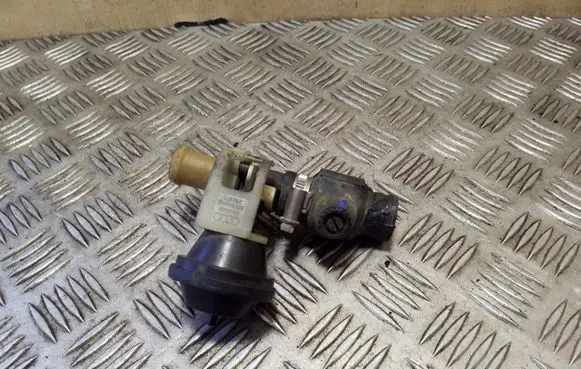 Audi A6 S6 C4 4A Coolant heater control valve 4A0819809 4A1819373F