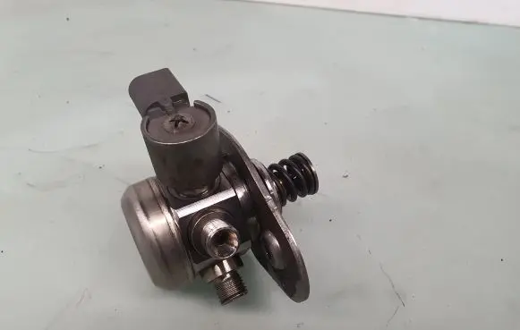 BMW 3 F30 F35 F31 Fuel injection high pressure pump 7640055 13517640055 13518604230