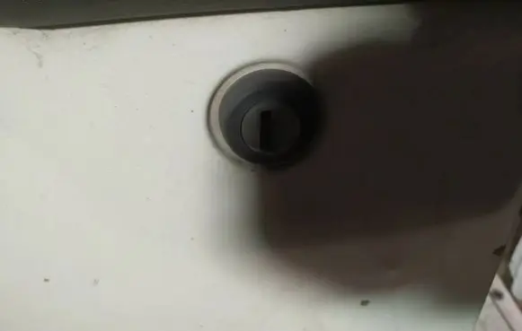 Iveco Daily 40.8 Front door lock (next to the handle) 