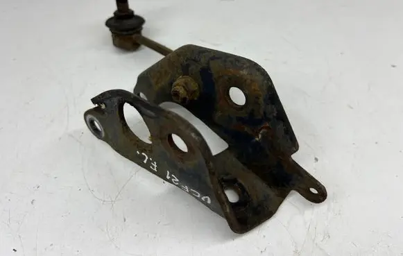 Lexus LS 400 Lower shock absorber bracket 