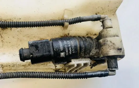 Opel Meriva B Windscreen/windshield washer pump 13250357 32401117