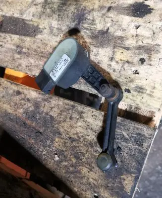 Headlight/headlamp level sensor