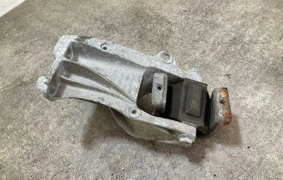 Engine mounting bracket