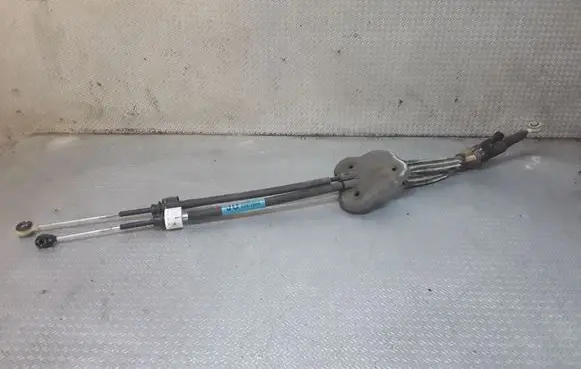 Renault Megane III Gear shift cable linkage 8200779393