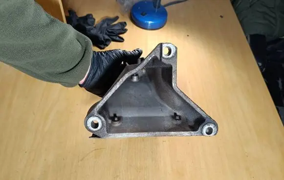 Volkswagen PASSAT B5.5 Engine mounting bracket 8D0199308M